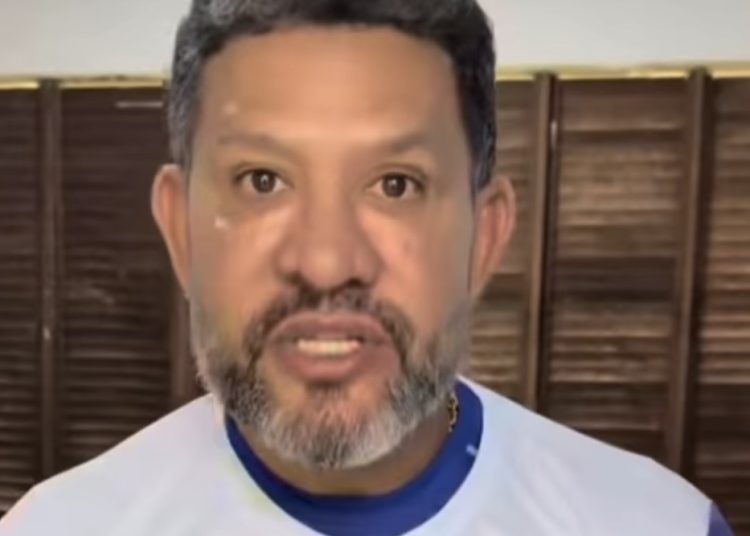 Escândalo em praça pública: Prefeito de Morros é vaiado em festa de aniversário da cidade e reage com xingamentos contra população