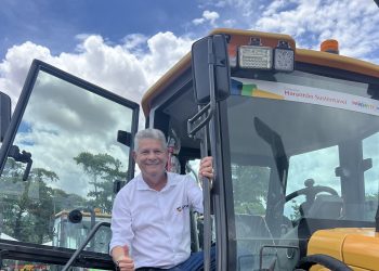 Prefeito Walace avança na infraestrutura e conquista mais uma retroescavadeira para Icatu