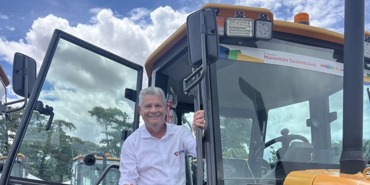 Prefeito Walace avança na infraestrutura e conquista mais uma retroescavadeira para Icatu