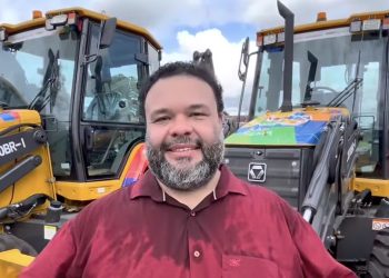 Prefeito Dr. Guilherme garante nova retroescavadeira para fortalecer infraestrutura de Primeira Cruz