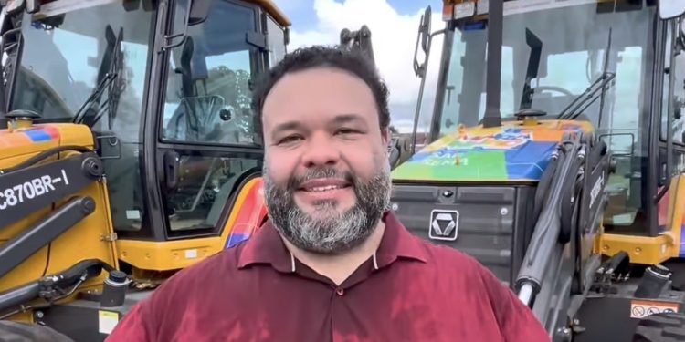 Prefeito Dr. Guilherme garante nova retroescavadeira para fortalecer infraestrutura de Primeira Cruz