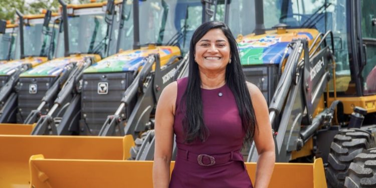 Prefeita Roberta conquista nova retroescavadeira para Axixá e amplia capacidade de infraestrutura municipal