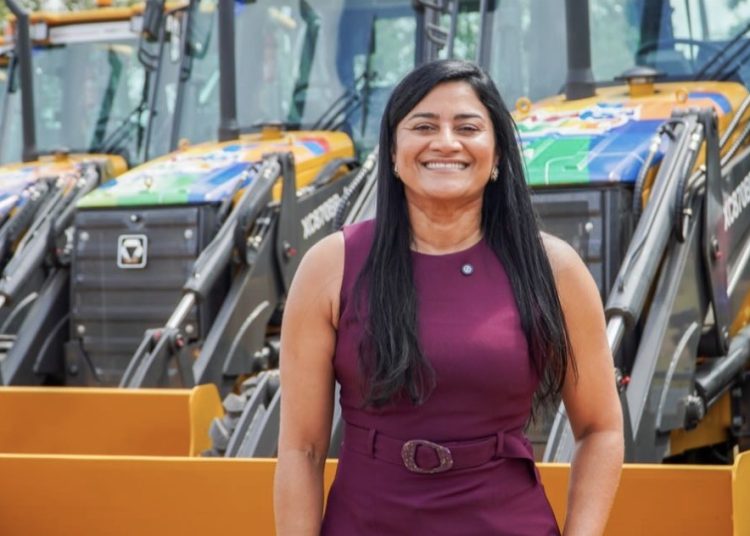 Prefeita Roberta conquista nova retroescavadeira para Axixá e amplia capacidade de infraestrutura municipal