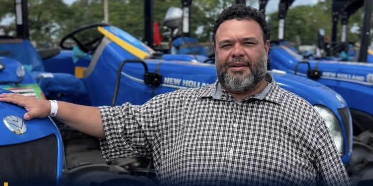 Prefeito Dr. Guilherme segue trabalhando e conquista novo equipamento agrícola para Primeira Cruz