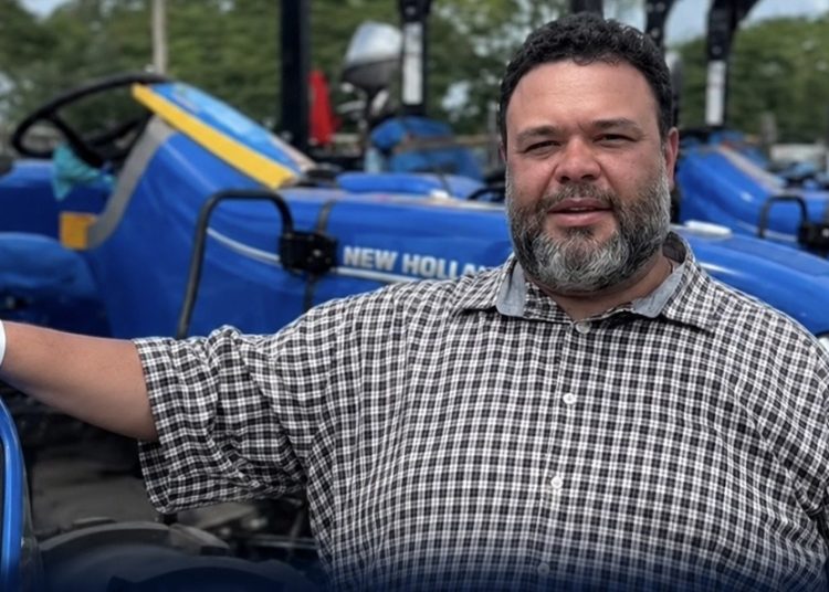 Prefeito Dr. Guilherme segue trabalhando e conquista novo equipamento agrícola para Primeira Cruz
