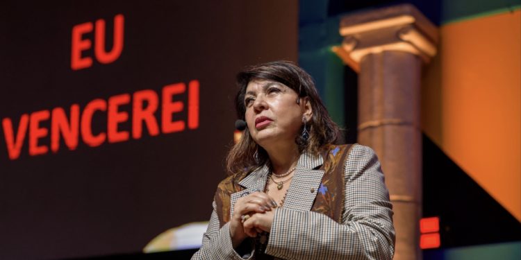 Roberta Miranda encerra Feira do Empreendedor com mensagem de coragem e esperança