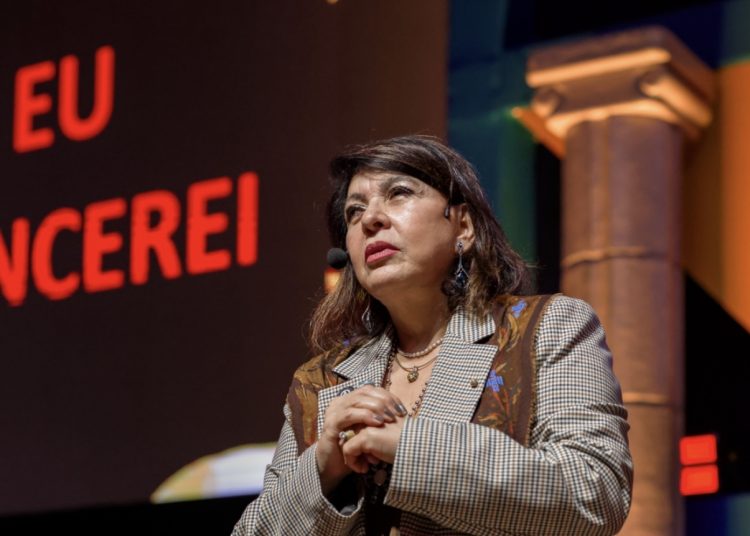 Roberta Miranda encerra Feira do Empreendedor com mensagem de coragem e esperança
