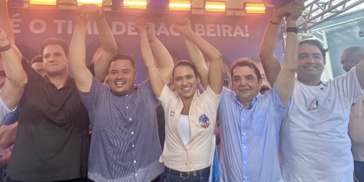 Prefeita Naila Gonçalo apresenta candidatos do seu grupo político durante café da manhã em Bacabeira