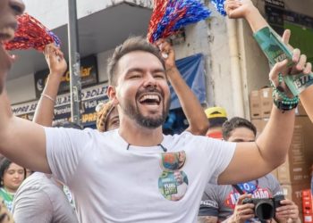 Yuri Arruda recebe apoio da população durante caminhada na Rua Grande