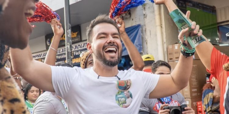 Yuri Arruda recebe apoio da população durante caminhada na Rua Grande