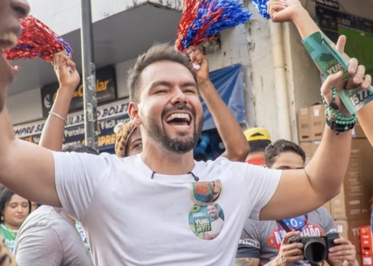 Yuri Arruda recebe apoio da população durante caminhada na Rua Grande