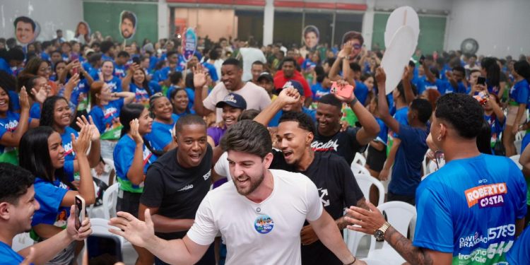Juventude de Bacabal reconhece quem trabalha por ela e mostra força ao lado de Davi Brandão.